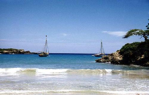 les cayes marine beach